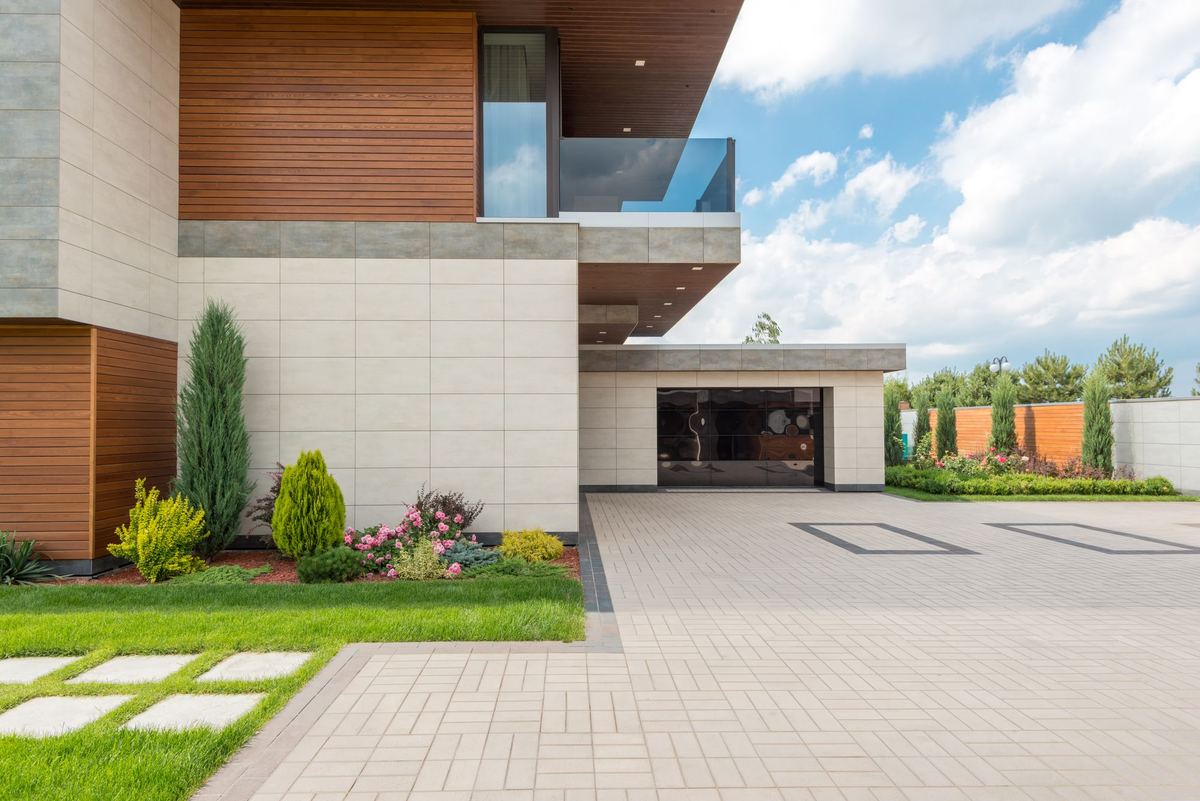 Driveway with inlay pattern in Brentwood